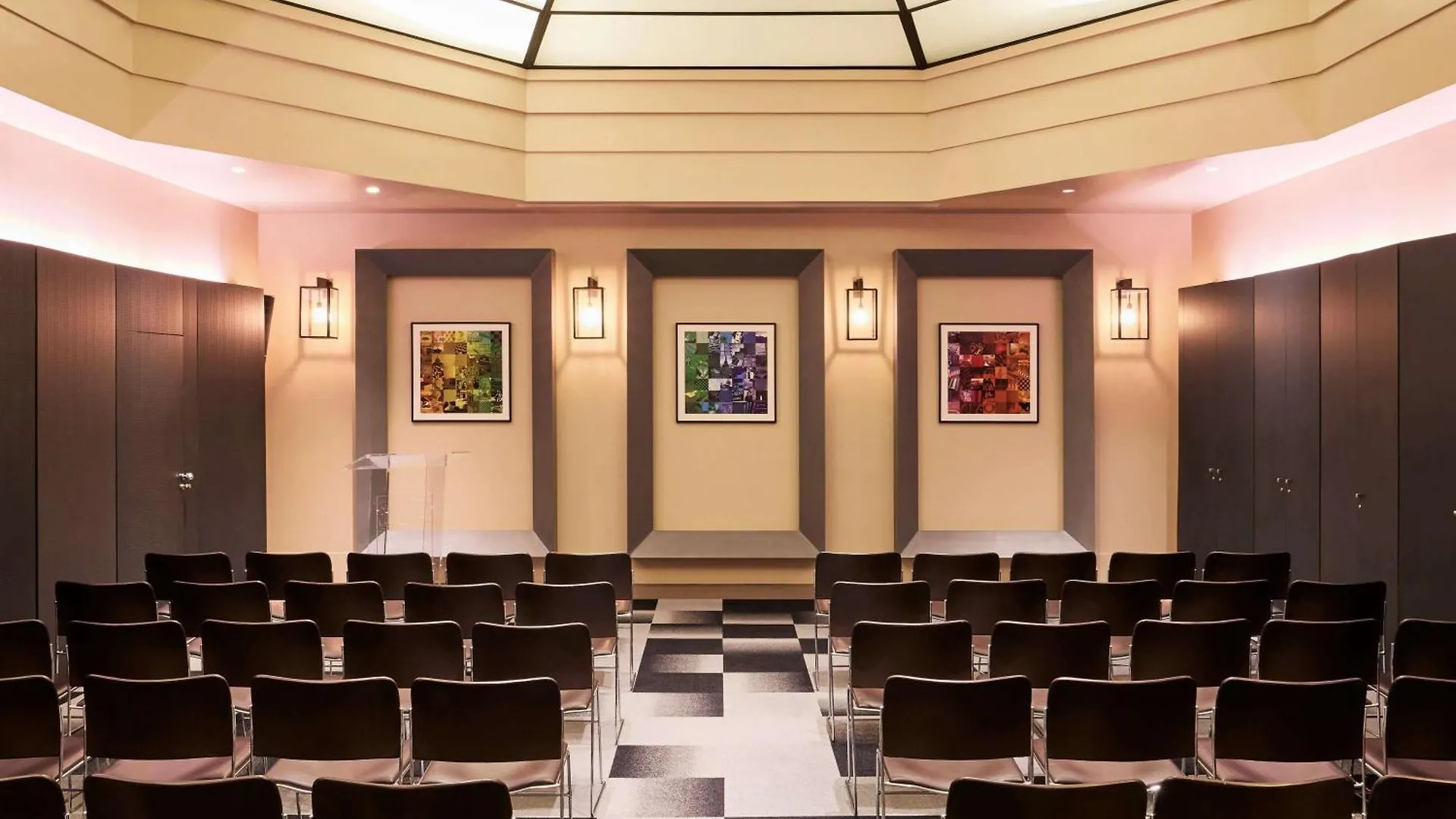 Отель Sofitel Paris Arc De Triomphe 5*,